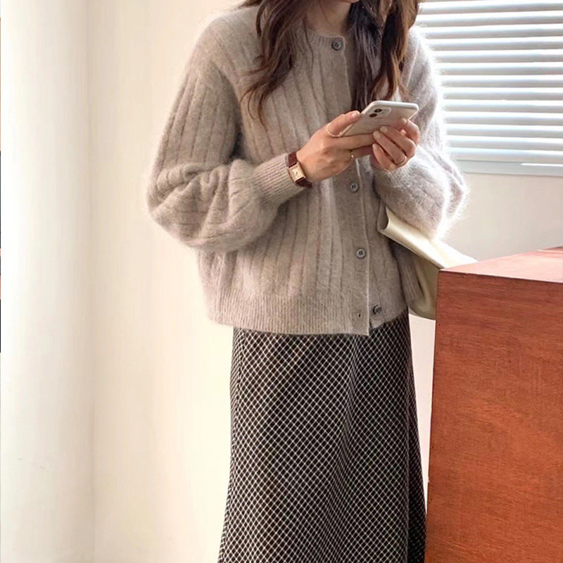 Dames cardigan douillet en tricot avec fine structure côtelée et détails de boutons Chic und Stil