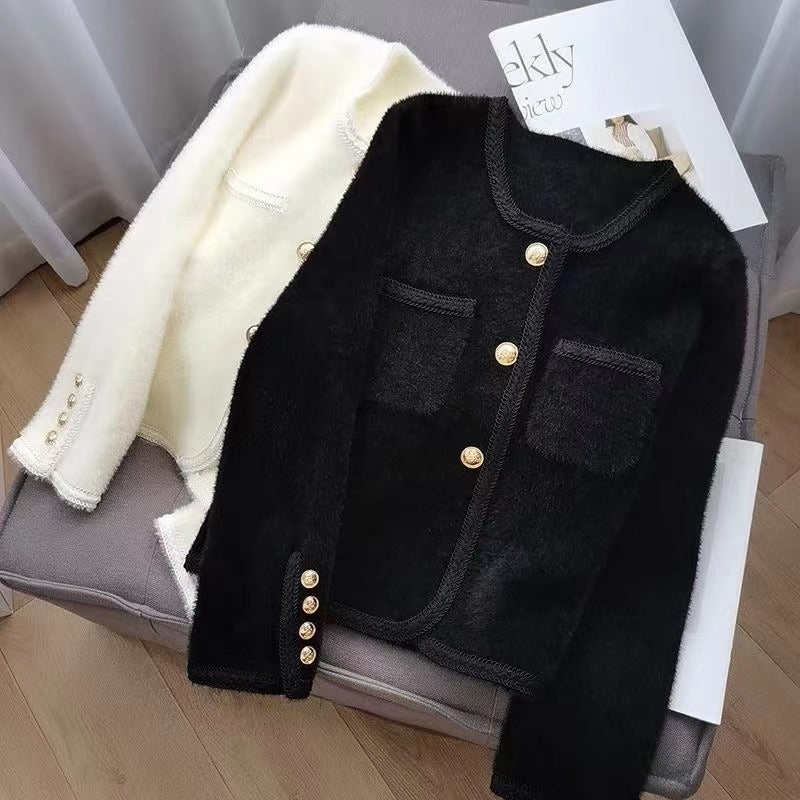 Dames Élégante cardigan avec boutons dorés et texture fine Chic und Stil