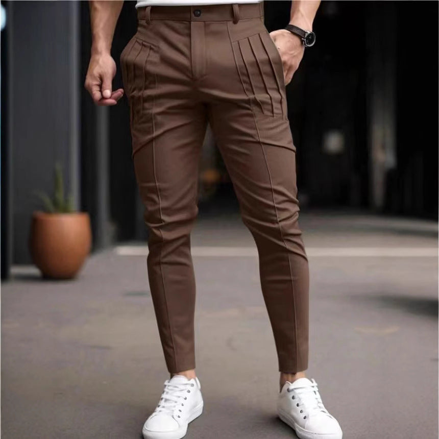 Stylish chino pants for men with modern pleats from Chic und Stil
