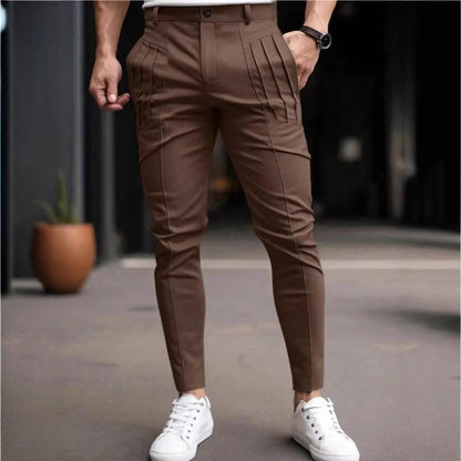 Stylish chino pants for men with modern pleats from Chic und Stil