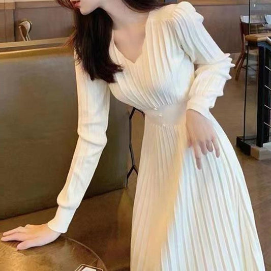 Robe maxi plissée pour dames avec décolleté en V et accentuation élégante de la taille Chic und Stil