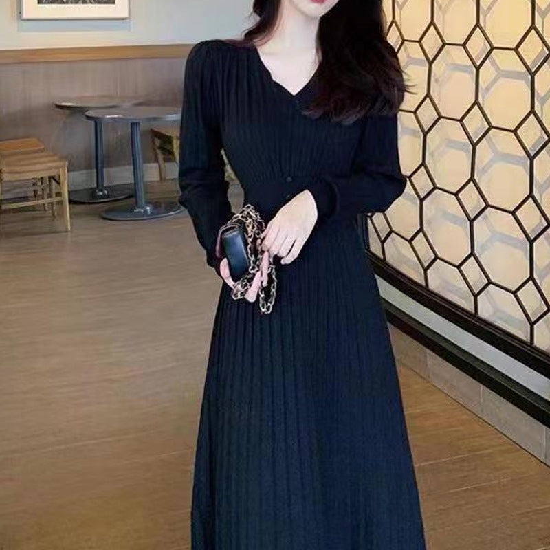 Robe maxi plissée pour dames avec décolleté en V et accentuation élégante de la taille Chic und Stil