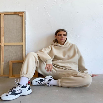 Comfortable women’s hoodie set and chic jogging pants