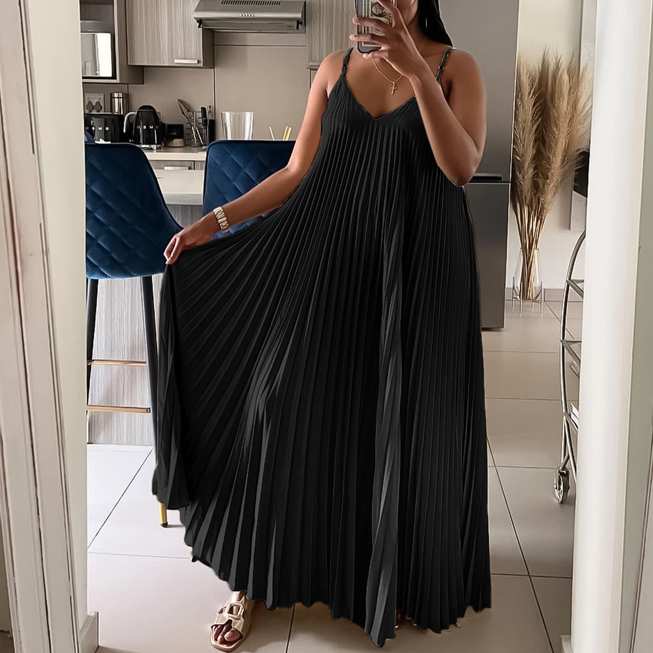 Robe maxi femme avec design plissé et bretelles spaghetti Chic und Stil