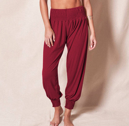 Casual harem pants for women with elastic waistband and side pockets.