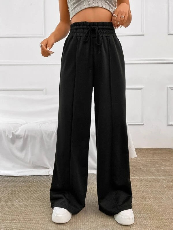 Wide sports pants for women with elastic waistband and side pockets Chic und Stil