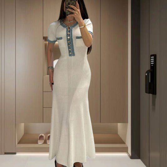 Robe maxi élégante pour femme, ajustée avec des détails modernes à boutons et une fente latérale Chic und Stil
