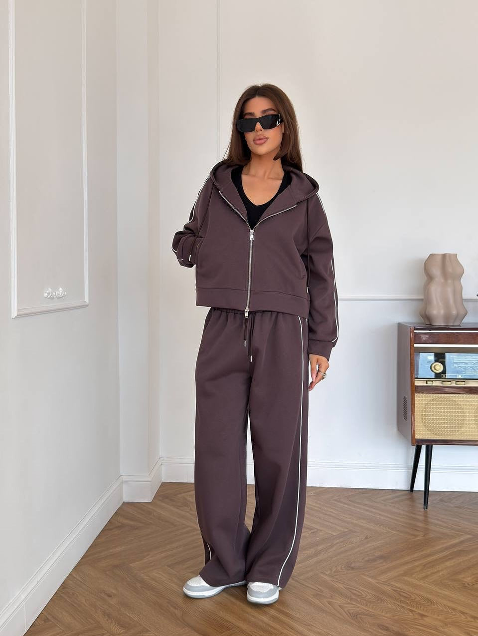 Women's comfortable hoodie and wide-leg sports pants with chic and stylish side accents