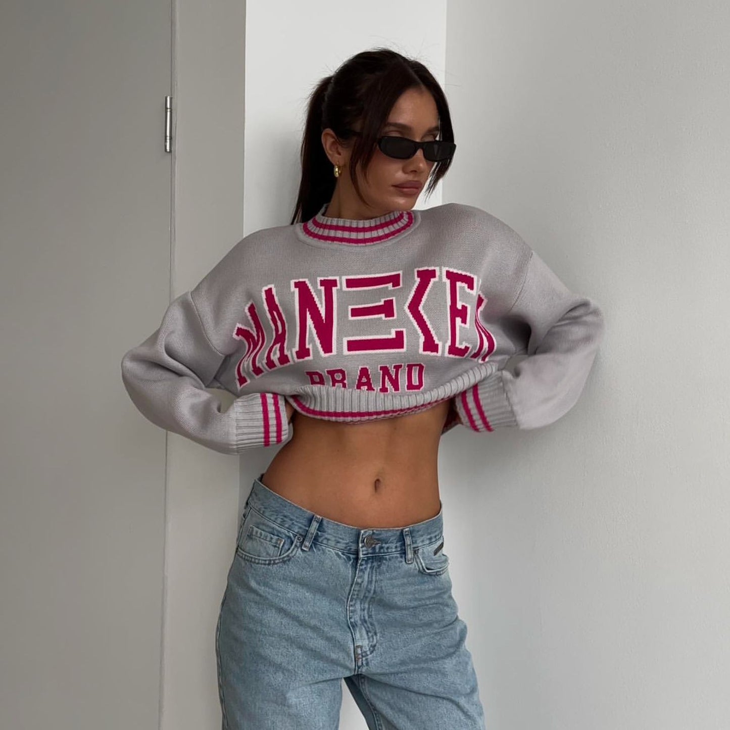 Dames trendy, décontracté Crop-Pull avec texte graphique et accents sportifs Chic und Stil