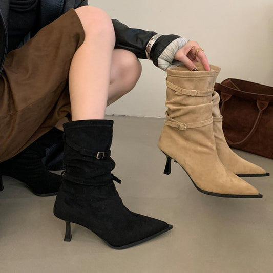 Bottines élégantes pour femmes en doux daim avec un design plissé chic et un petit talon Chic und Stil