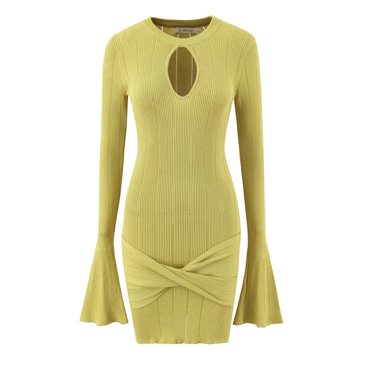Robe en tricot ajustée pour dames avec un décolleté original et un volant Chic und Stil