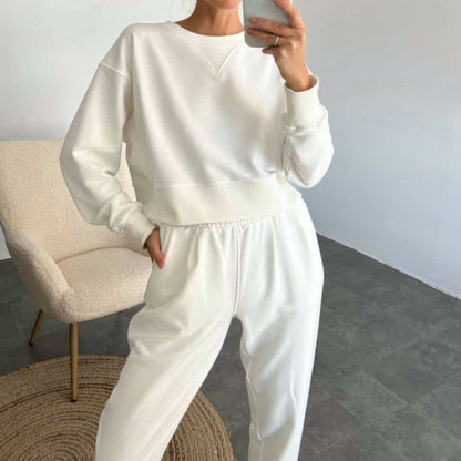 Casual sports outfit for women with cropped sweatshirt and comfortable jogging pants Chic and Style