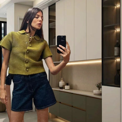 Pour femmes haut à manches courtes avec détails de boutons et ensemble de shorts assorti Chic und Stil
