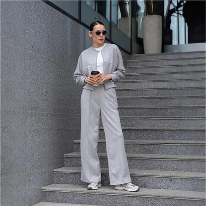 Dames costume de sport urbain avec veste cropped et pantalon large confortable Chic und Stil