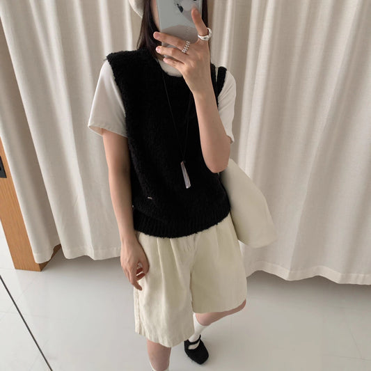 Knitted cardigan for women in soft and fluffy material with a chic and stylish modern fit