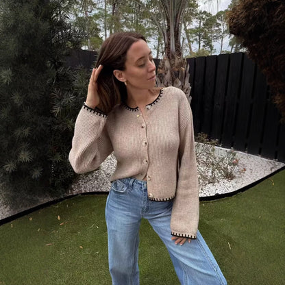 Cardigan pour femmes avec une fine texture côtelée et une finition contrastante à la mode Chic und Stil