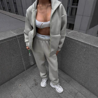 Women's sports set consisting of a hoodie and jogger pants Chic und Stil