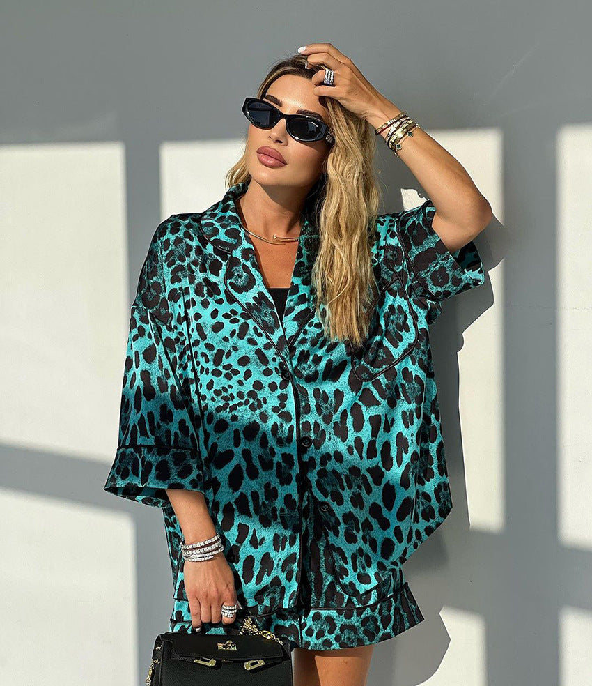 Blouse courte à manches courtes en satin pour femmes avec motif léopard et coupe décontractée Chic und Stil