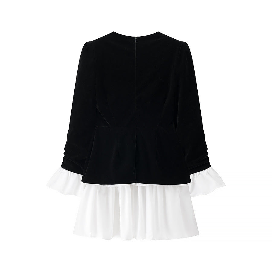 Robe de fête pour dames avec un design élégant en noir et blanc et un finissage en volants Chic und Stil