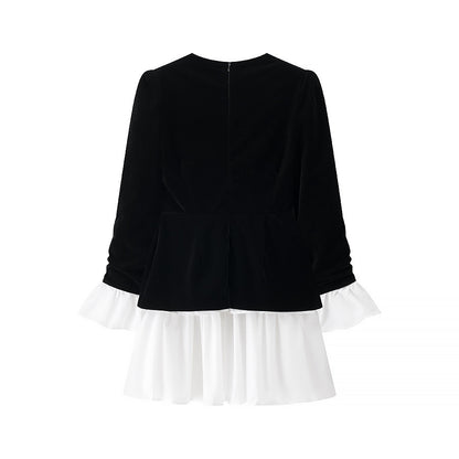 Robe de fête pour dames avec un design élégant en noir et blanc et un finissage en volants Chic und Stil