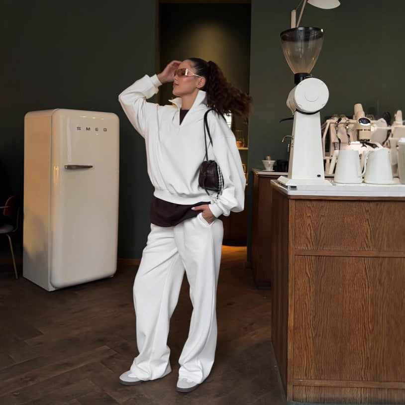 Women's sports sweatshirt with high zipper and casual chic pants