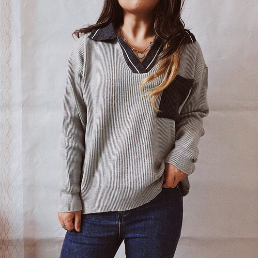 Pull femme décontracté à col V avec design ribbed texturé et col contrasté Chic und Stil