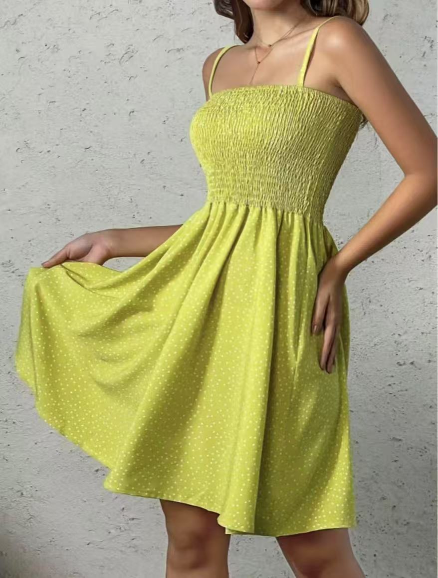 Robe à col halter pour femmes avec une silhouette aérienne et un joli motif à pois Chic und Stil