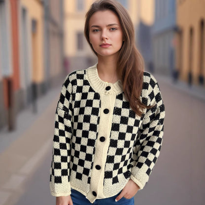 Dame pull en tricot épais avec un motif à carreaux moderne et des détails de bouton pratiques Chic und Stil