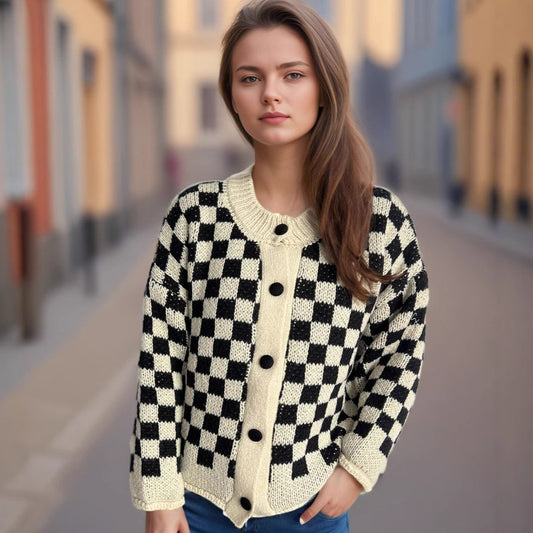 Dame pull en tricot épais avec un motif à carreaux moderne et des détails de bouton pratiques Chic und Stil