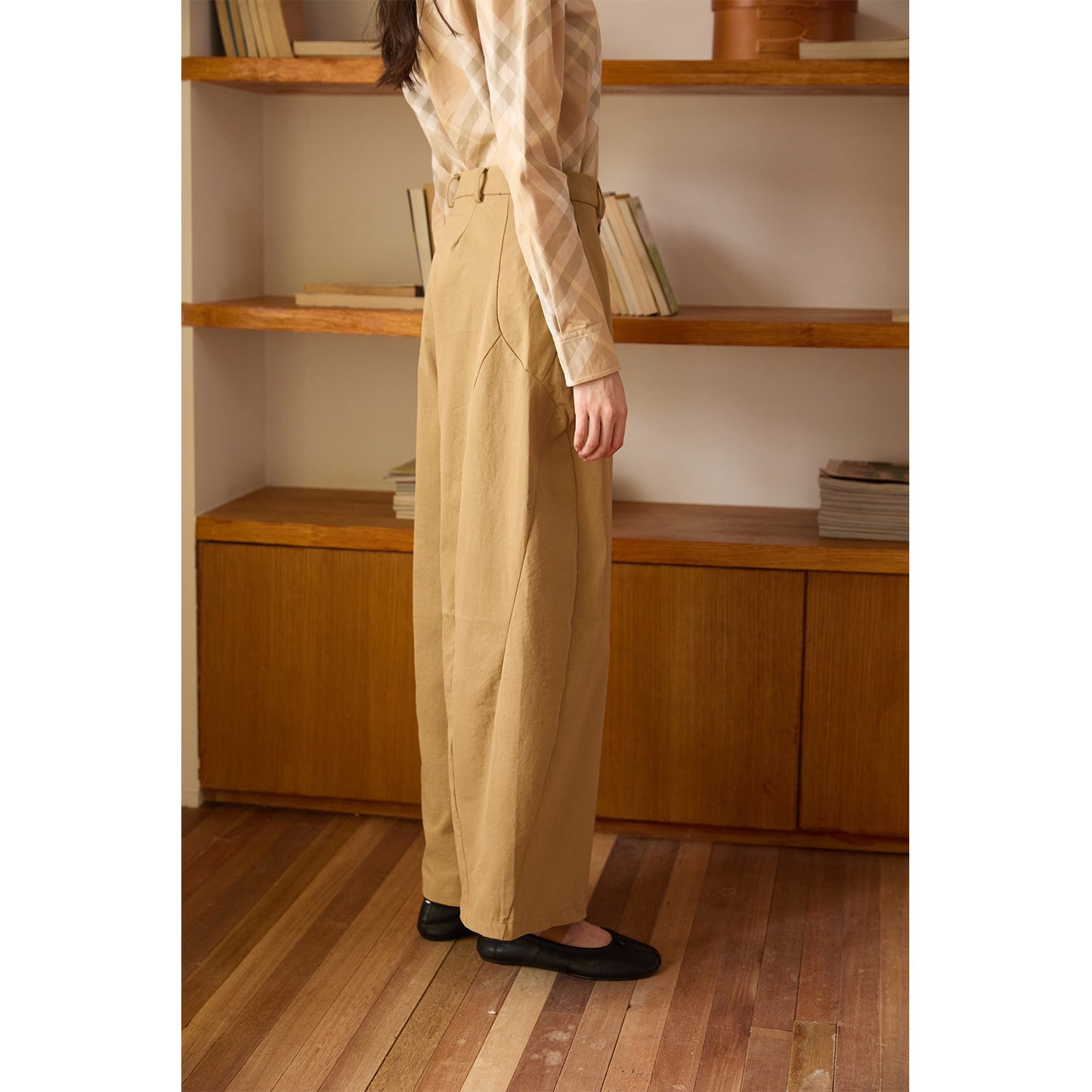 Wide cotton pants for women with a minimalist design featuring high pockets Chic and Style
