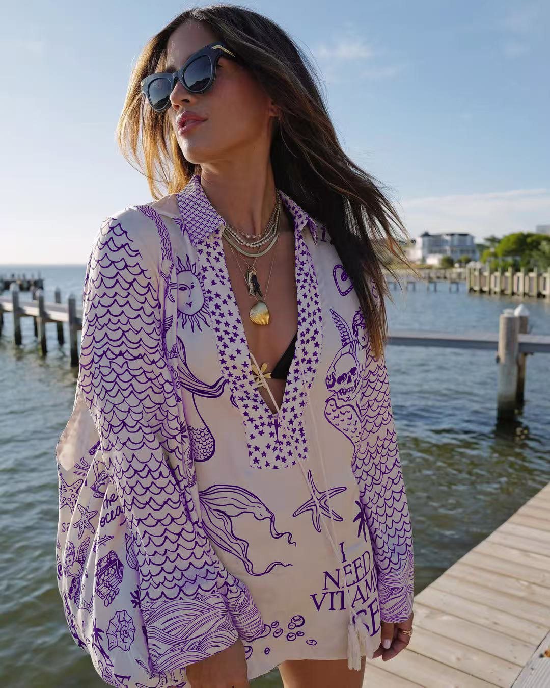 Chemisier de plage décontracté pour femmes avec un imprimé maritime artistique et un élégant décolleté en V Chic und Stil