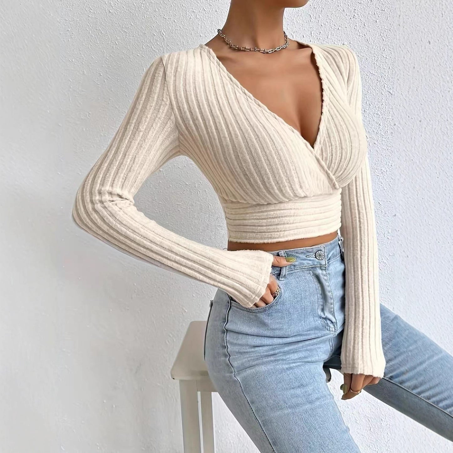 Pull-over court pour femmes avec décolleté en V et design côtelé raffiné Chic und Stil
