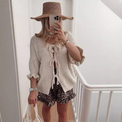 Cardigan décontracté pour femmes avec des détails de lacets ludiques et des manches courtes Chic und Stil