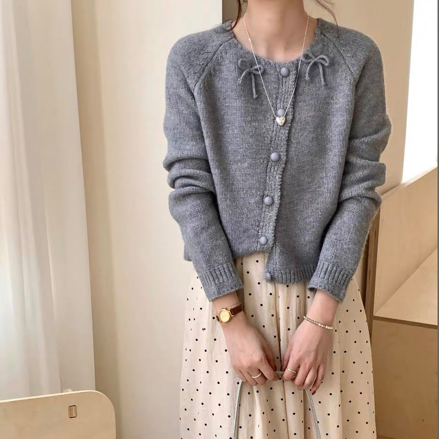 Dames Pull-over douillet avec des nœuds décoratifs et de grands boutons Chic und Stil