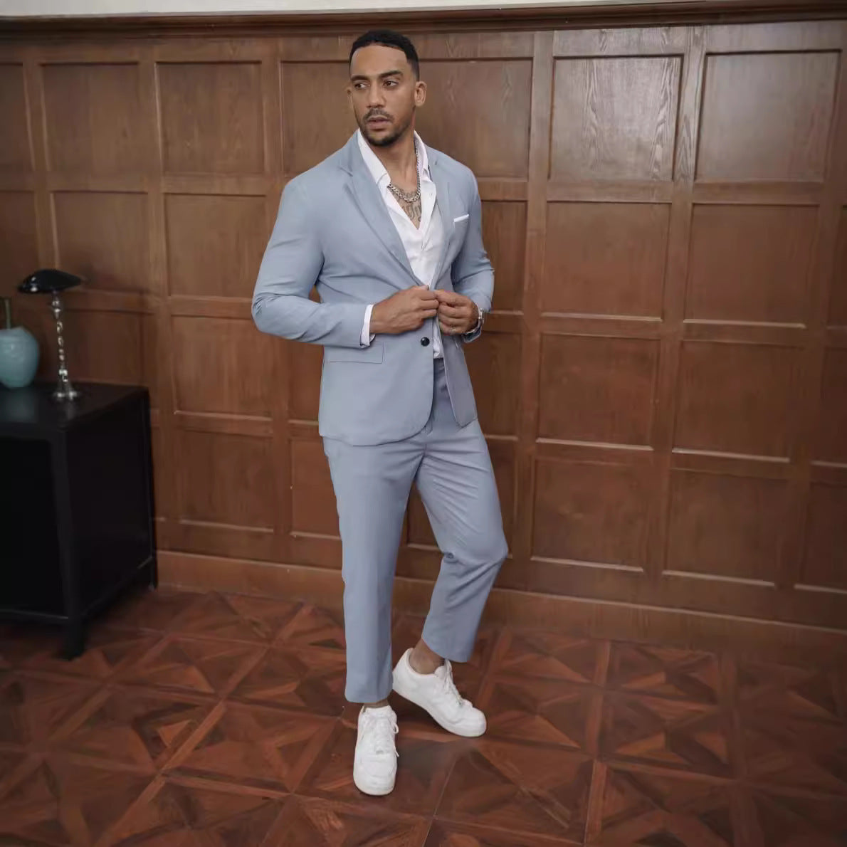 Costume élégant pour homme avec une coupe légère et un col étroit Chic und Stil