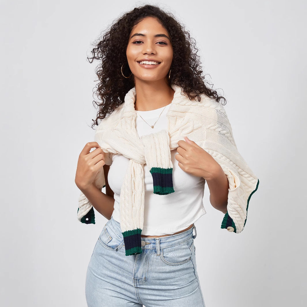 Cardigan en gros tricot pour femmes avec patte de boutonnage décorative et ourlet assorti.