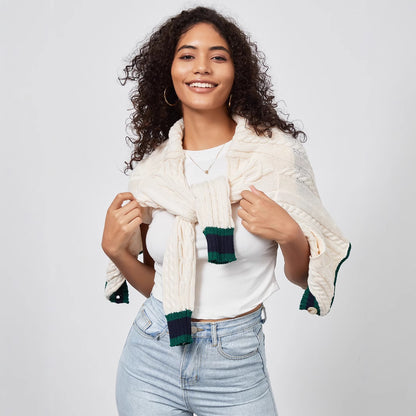 Cardigan en gros tricot pour femmes avec patte de boutonnage décorative et ourlet assorti.
