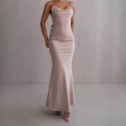 Dames Élégant et ajusté Robe maxi avec décolleté prononcé et applications florales Chic und Stil