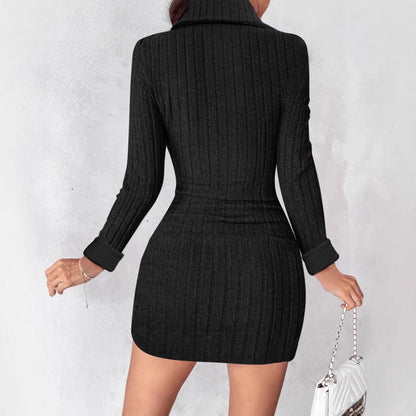Robe tricot féminine avec décolleté en V et détails de boutons Chic und Stil