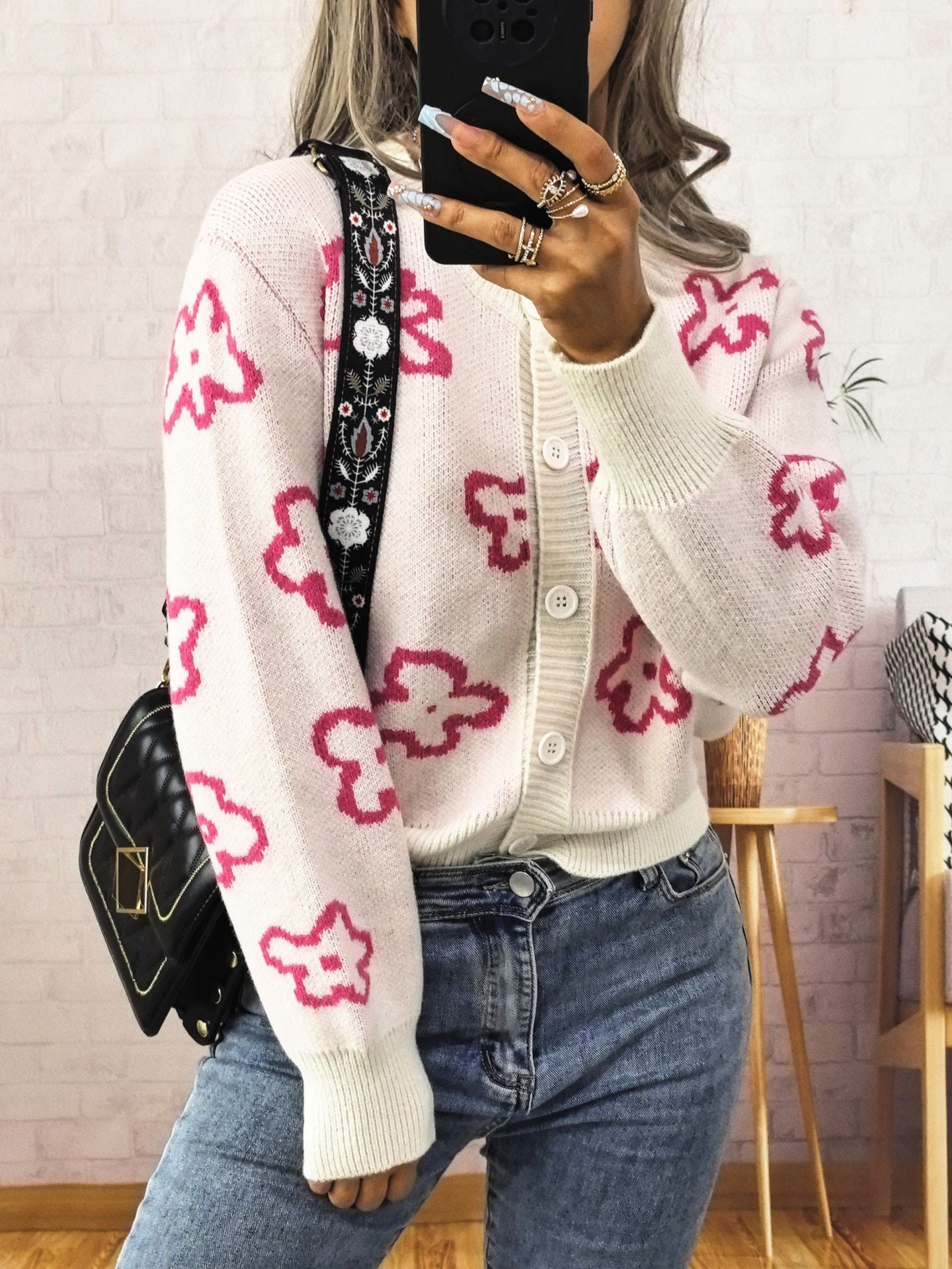 Women's comfortable cardigan with floral pattern and button closure. Chic and stylish.