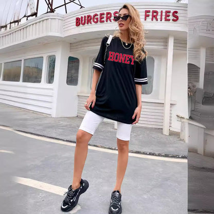T-shirt oversize pour femmes avec inscription distinctive et accents sportifs Chic und Stil