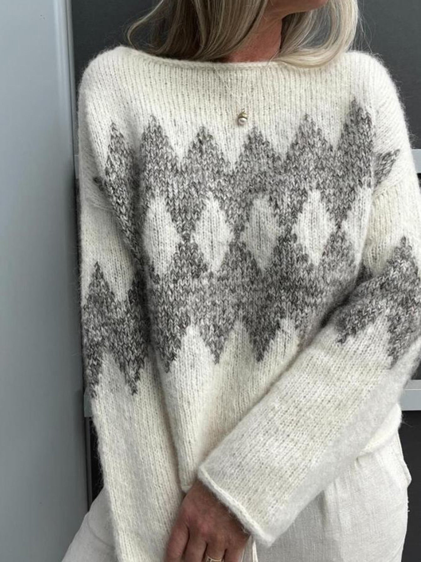 Pull femme en tricot avec un motif de vagues moderne et une coupe agréable Chic und Stil