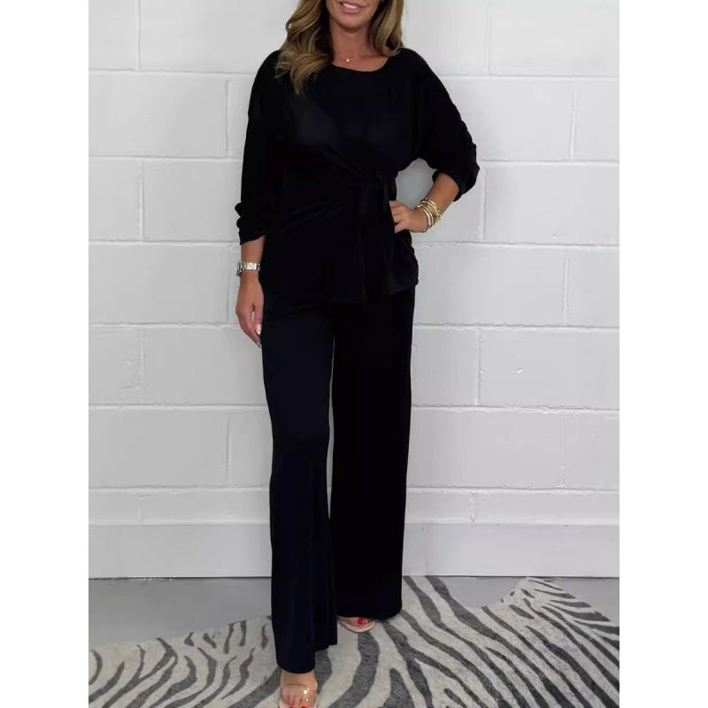 Elegant set for women in a fluid and soft material with a fitted top and loose pants Chic und Stil