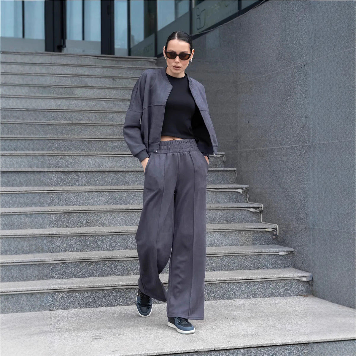 Dames costume de sport urbain avec veste cropped et pantalon large confortable Chic und Stil