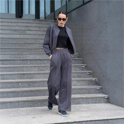 Dames costume de sport urbain avec veste cropped et pantalon large confortable Chic und Stil