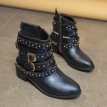 Bottines féminines tendance avec des bandoulières décorées et des éléments en chaîne Chic und Stil