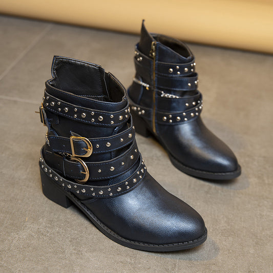 Bottines féminines tendance avec des bandoulières décorées et des éléments en chaîne Chic und Stil