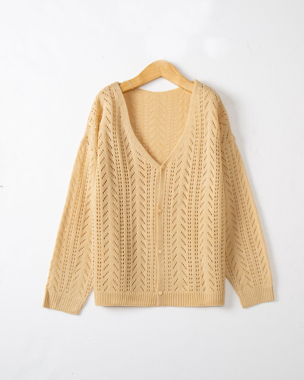 Cardigan tricot féminin avec motif ajouré aérien et décolleté en V Chic und Stil