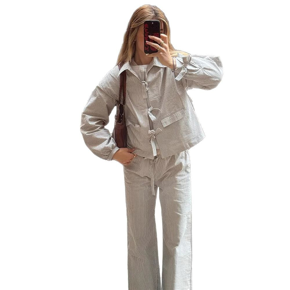Two-piece women's striped outfit with oversized jacket and wide pants Chic und Stil