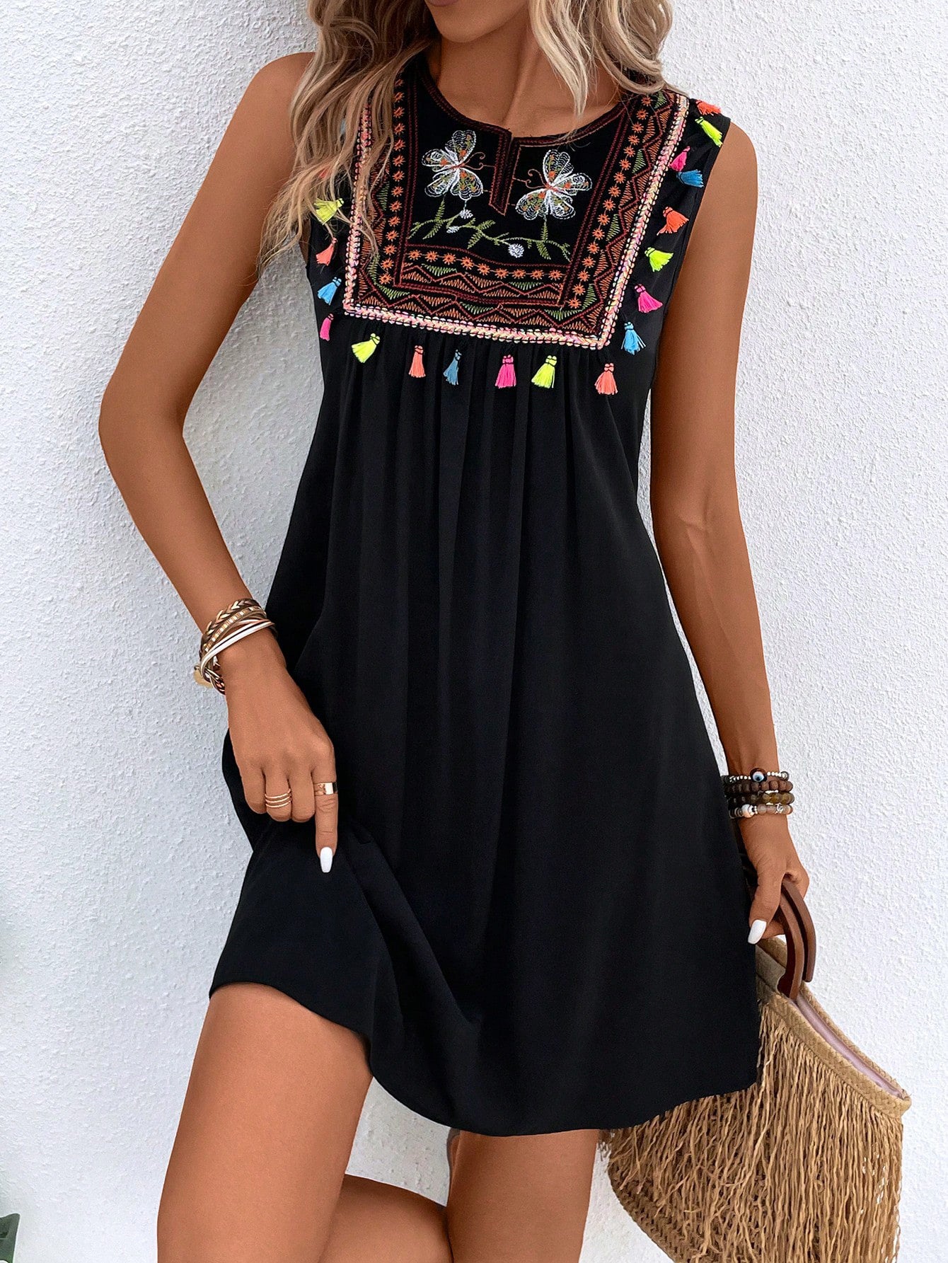Robe d'été légère pour femmes avec détail coloré brodé Chic und Stil